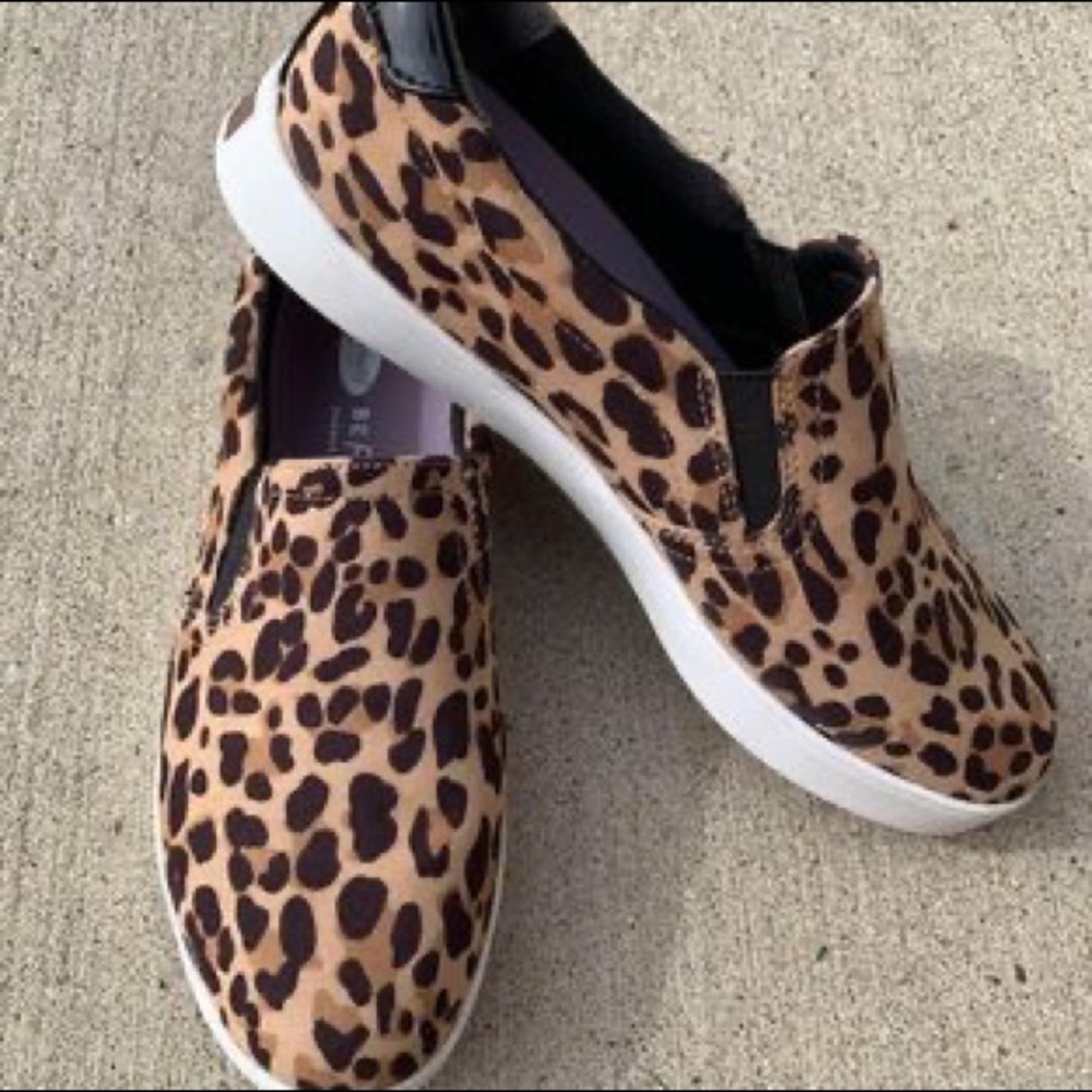 Dr. Scholl’s size 7 slip on sneaker.